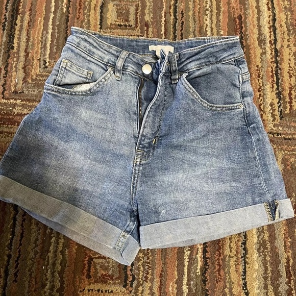Set Of 3 Woman’s 2 Pair Of Blue Wash Jeans And Shorts Old Navy H&M Size 4 - Picture 9 of 10